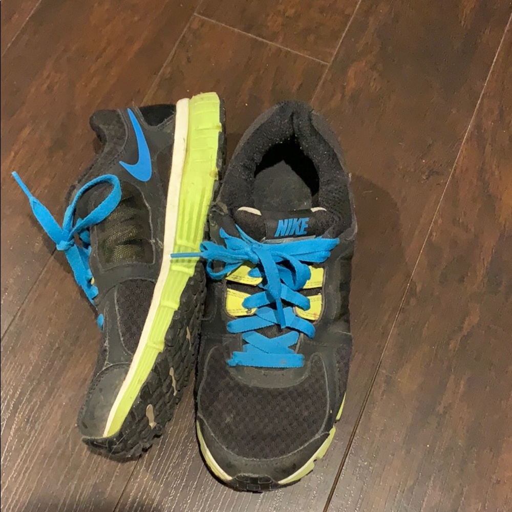 Nike Running Shoes - Picture 2 of 3